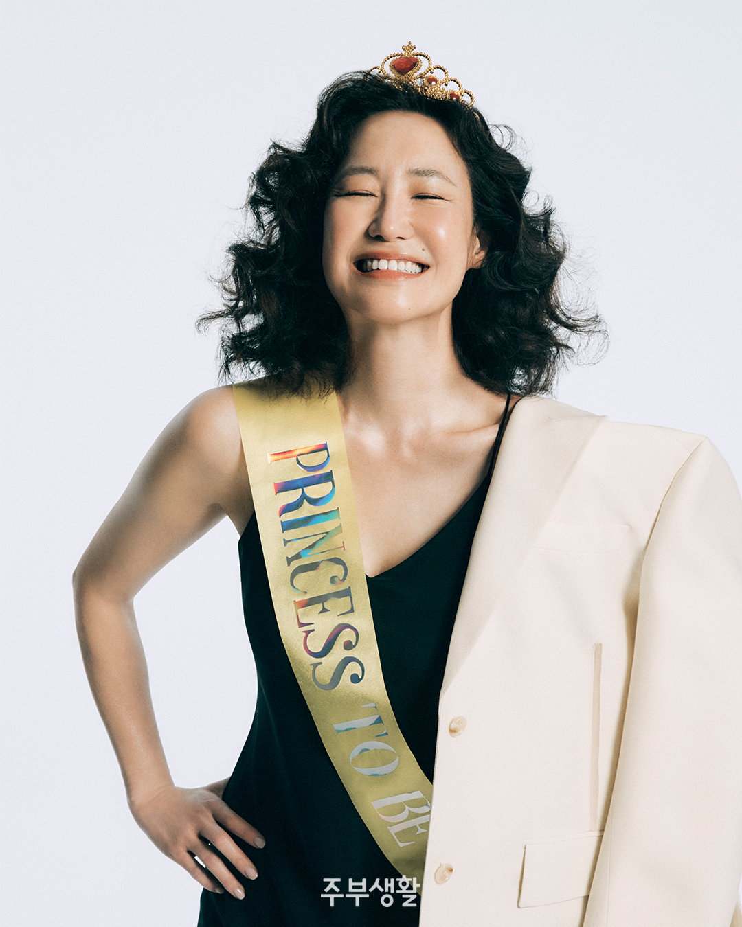 화이트 블레이저 재킷을 입은 강주은의 화보이미지